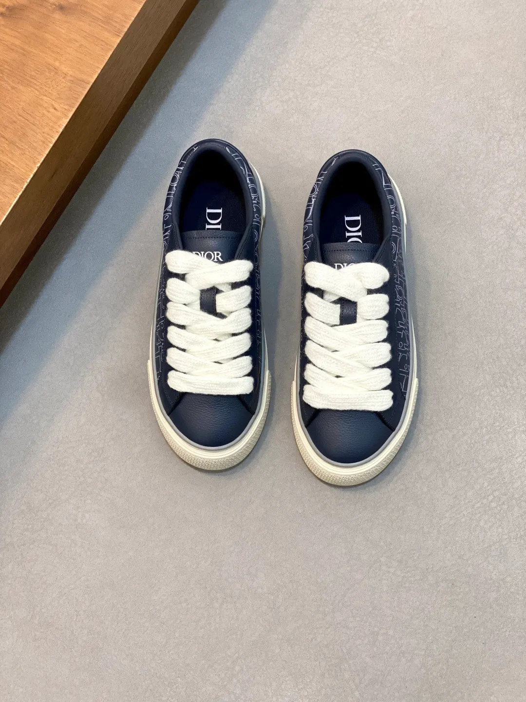 Factory price: 438💰Dior Crafted from navy and white jacquard with Oblique print and suede panels, it features a distinctive padded tongue embossed with the Dior signature, wide navy mohair laces and brass eyelets with a matte tonal finish. White rubber sole with Dior Oblique pattern, enhanced by a contrasting Dior 30 Avenue Montaigne signature on the rear. It can add fashionable temperament to casual looks. Exquisite packaging at the delivery counter🛍📦 ▪️ Fabric: Original customized Oblique presbyopia + cowhide ▪️ Lining: Original customized sheepskin + breathable mesh ▪️ Sole: Original molded anti-slip rubber material ▪️ Bottom thickness: 4CM ▪️ Size: Men's 38-45 (customized for 38, 45)